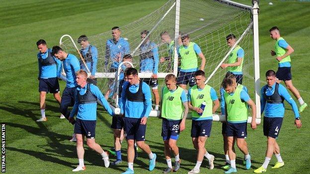 Dynamo Kyiv players move their training goal