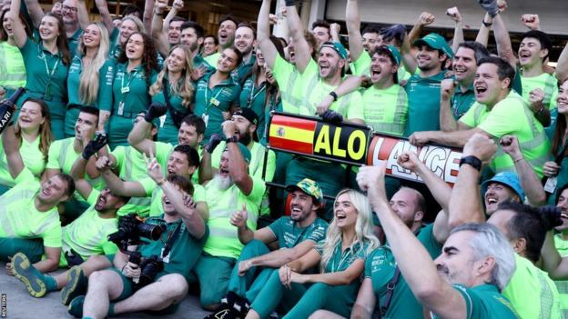 فرناندو ألونسو يحتفل مع أستون مارتن بعد سباق الجائزة الكبرى في ساو باولو.