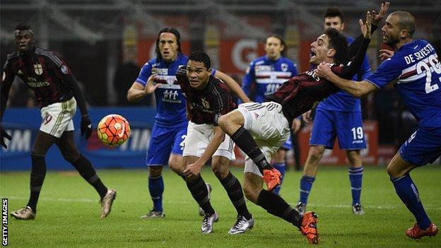 Sampdoria defender Lorenzo De Silvestri (right) challenges AC Milan midfielder Giacomo Bonaventura