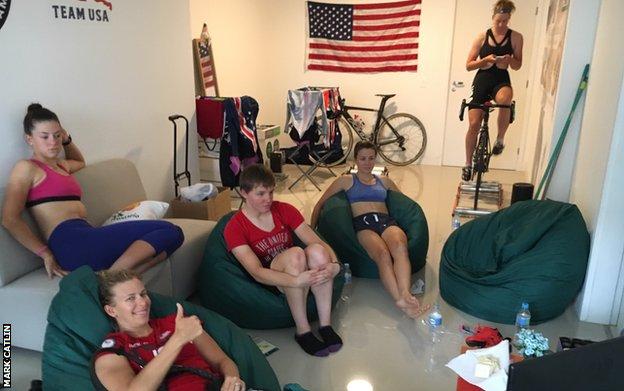 Kelly Catlin, photographiée avec d'autres cyclistes de l'équipe américaine en train de se détendre avant la compétition