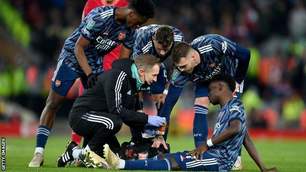 Bukayo Saka sur le terrain se fait soigner par le physio d'Arsenal