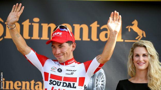 Caleb Ewan waves on the podium after winning stage 16