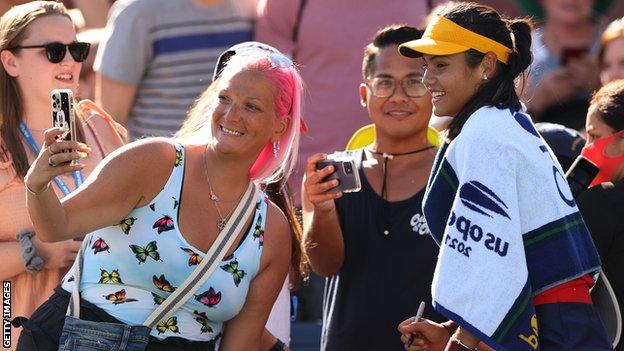Emma Raducanu poses for selfies with US Open fans