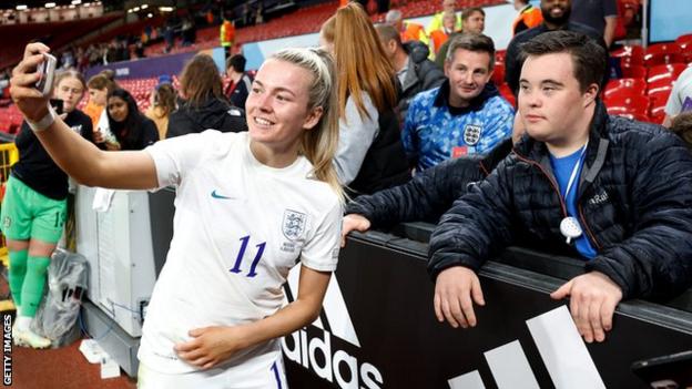 Lauren Hemp berfoto selfie dengan seorang penggemar setelah kemenangan Inggris atas Austria di Euro 2022