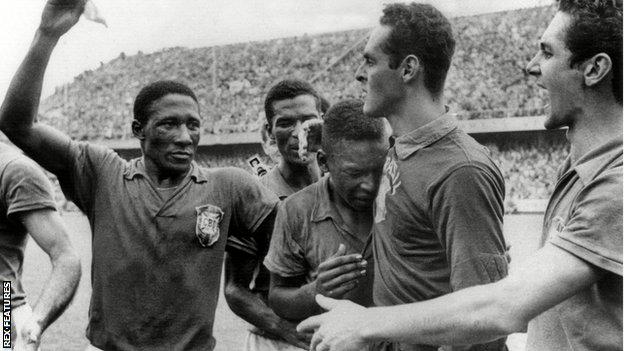Pelé y Brasil celebran la victoria en el Mundial de 1958