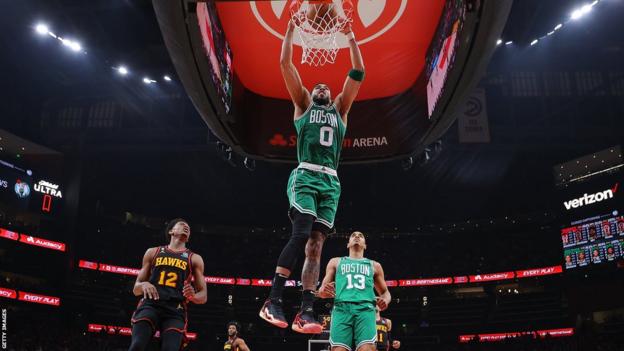 Jayson Tatum mojando contra los Atlanta Hawks