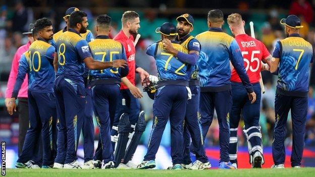 Spieler aus Sri Lanka und England nach dem Spiel am Samstag