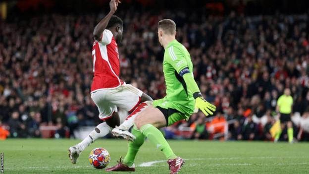 Arsenal's Bukayo Saka takes on Bayern Munich's Manuel Neuer late in Tuesday's Champions League encounter