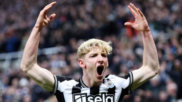 Anthony Gordon of Newcastle United celebrates scoring his team's second goal during the Premier League match between Newcastle United and Manchester City at St. James Park