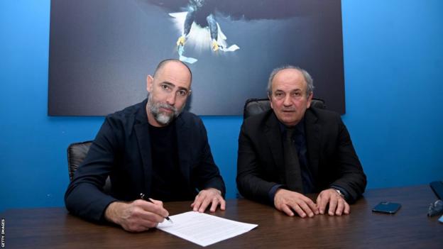 Igor Tudor signing his contract next to Lazio sporting director Angelo Fabiani