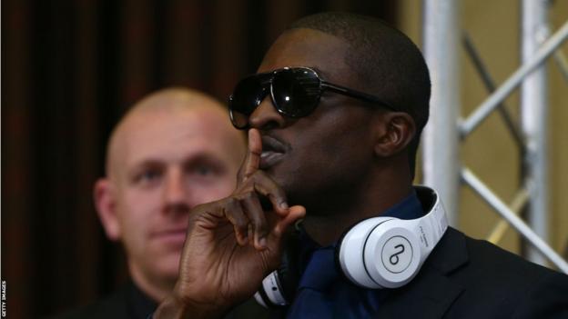 Ohara Davies shushes the crowd at a news conference