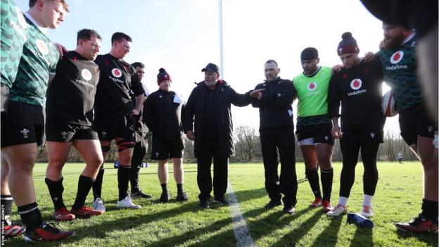 Warren Gatland talking to players
