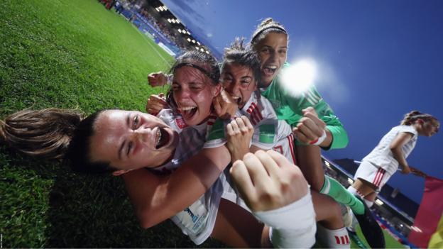 Spain players celebrate after the FIFA U-20 Women's World Cup France 2018 Semi Final semi final match between France and Spain at Stade de la Rabine on August 20, 2018 in Vannes, France. (Photo by Alex Grimm - FIFA/FIFA via Getty Images)