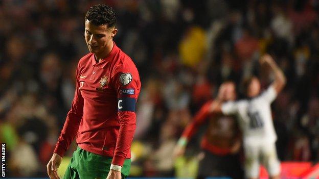 Cristiano Ronaldo montre sa déception après le but tardif de la Serbie au Portugal