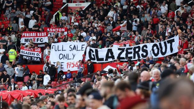 Fans of Manchester United protest against the Glazer family's ownership