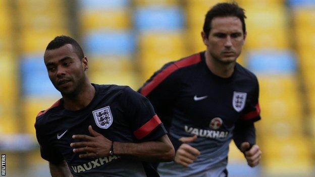 Ashley Cole and Frank Lampard train with England