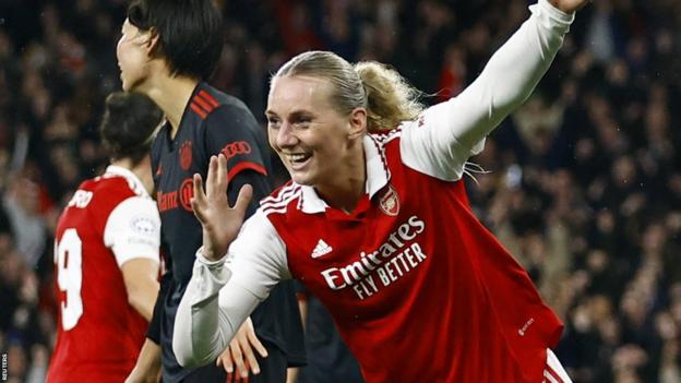 Stina Blackstenius van Arsenal viert het scoren van hun tweede doelpunt tegen Bayern München in de halve finale van de Champions League