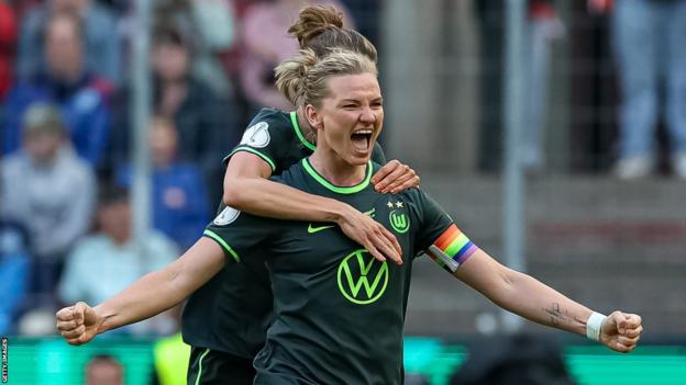 Alexandra Popp celebra tras marcar en la final de la Copa DFB femenina