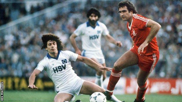 Hamburg's Kevin Keegan challenges Larry Lloyd of Nottingham Forest during the 1980 European Cup final