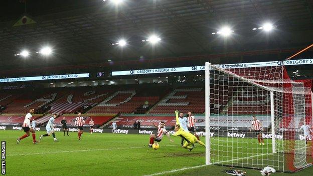 Sheffield United goalkeeper Aaron Ramsdale (right) fouls Chelsea's