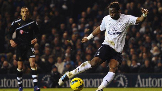 Louis Saha playing for Tottenham