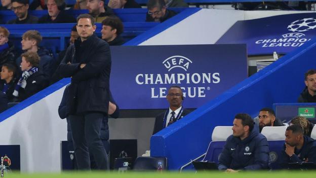 Frank Lampard kijkt vanaf de zijlijn toe terwijl zijn Chelsea-ploeg wordt verslagen door Real Madrid in de Champions League