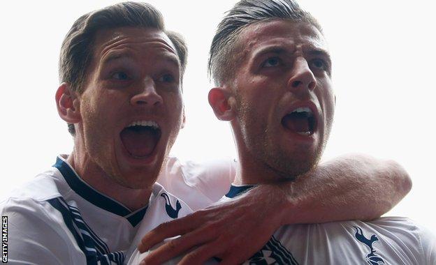 Jan Vertonghen and Toby Alderweireld celebrate