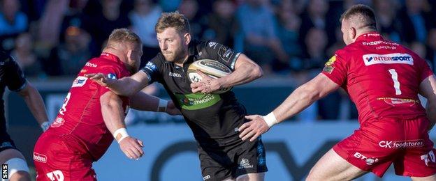 Finn Russell (centre) in action for Glasgow Warriors