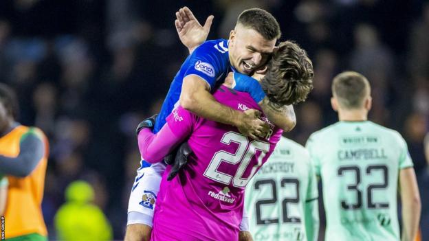 Armstrong scored the only goal from the penalty spot as Kilmarnock beat Hibs just before the break