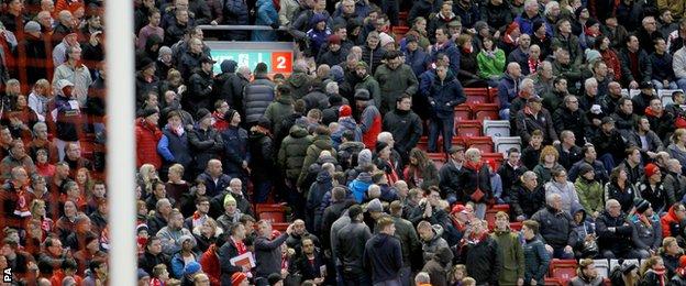 Liverpool fans walk out of match against Sunderland