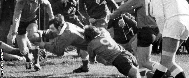 Phil Bennett scores a try for Wales in the 1978 Grand Slam showdown with France in Cardiff