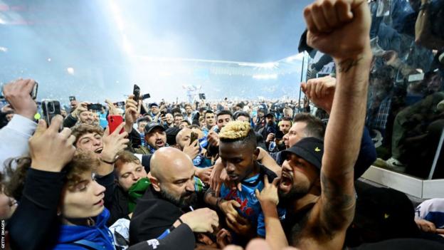 I tifosi del Napoli circondano Victor Essmen