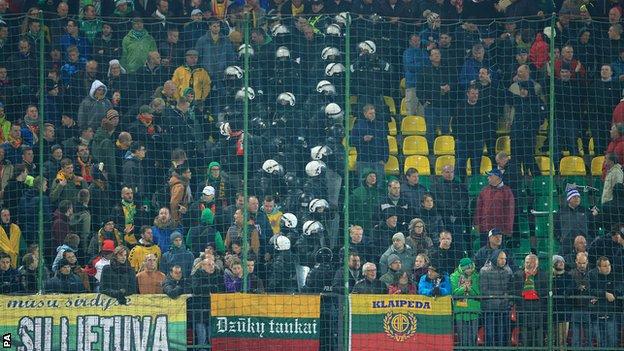 Riot police separate fans in Vilnius