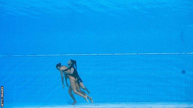أنيتا ألفاريز يتم إنقاذها تحت الماء من قبل مدربها أندريا فوينتيس