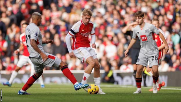 Emile Smith Rowe in action for Arsenal