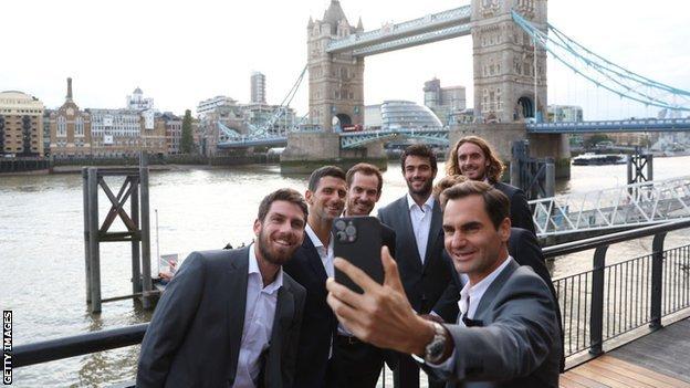 Roger Federer ถ่ายเซลฟี่กับเพื่อนร่วมทีม Laver Cup ในลอนดอน