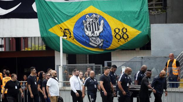 โลงศพของเปเล่ถูกยกไว้หน้าธงชาติบราซิล
