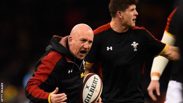 Shaun Edwards shouts orders during a Wales training run