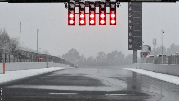 Snow falls during barcelona f1 testing