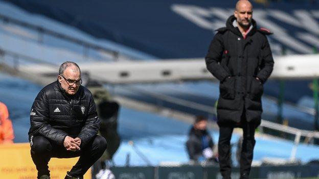 El técnico del Leeds, Marcelo Bielsa, y el técnico del Manchester City, Pep Guardiola