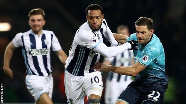 Swansea bate West Bromwich e segue 100%; Newcastle leva empate nos