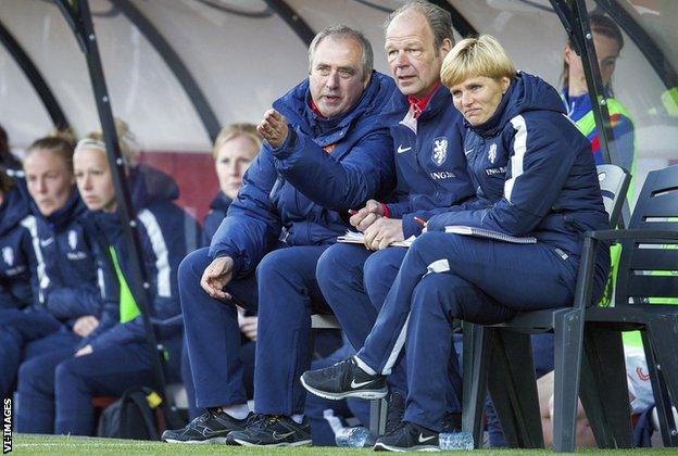 El entrenador Roger Reijners, el entrenador asistente Jan Willem van Ede de Holanda, la entrenadora asistente Sarina Wiegman antes de un partido entre Holanda y Estonia en 2015.