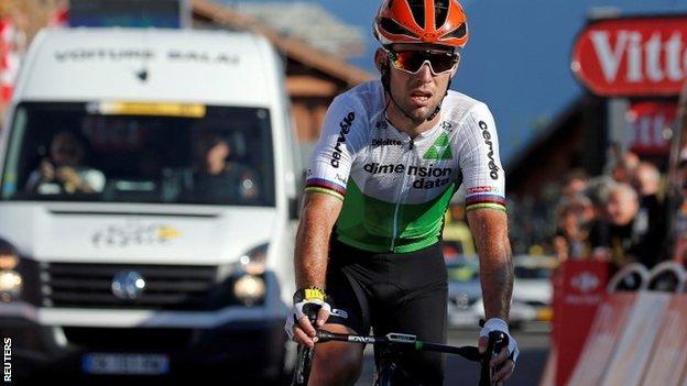 Mark Cavendish finishes stage 11