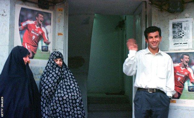 Hamid Estili (jetzt Irans U23-Trainer) posiert nach seiner Rückkehr von der Weltmeisterschaft 1998 vor seinem Haus in Teheran. Er erzielte das erste Tor beim 2: 1-Sieg des Iran gegen die USA