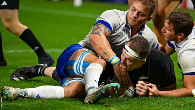 But Brodie Retallick added another for New Zealand 60 seconds later to stretch their lead out to 56-10 with half an hour remaining.