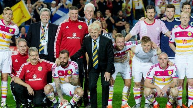 Gordon Strachan, coaching staff and players pose for a photo after the 6-0 win over Gibraltar at the end of Scotland's failed qualifying campaign for France next summer
