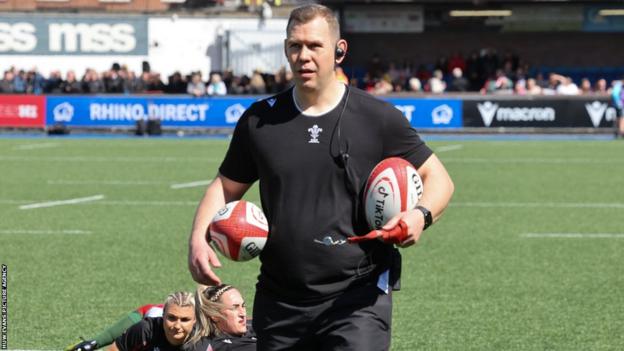 Ioan Cunningham carrying ball at Cardiff Arms Park