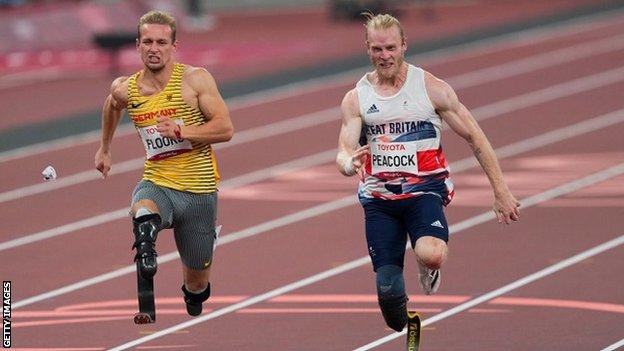 Johannes Floors and Jonnie Peacock racing side-by-side