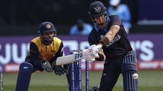 JJ Smit de Namibie joue un coup offensif contre le Sri Lanka lors de la Coupe du monde T20 masculine de l'ICC