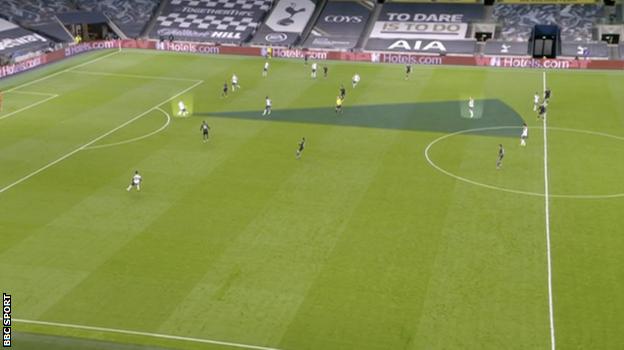 Harry Kane finds space in his own half to collect the ball from Toby Alderweireld vs Man City